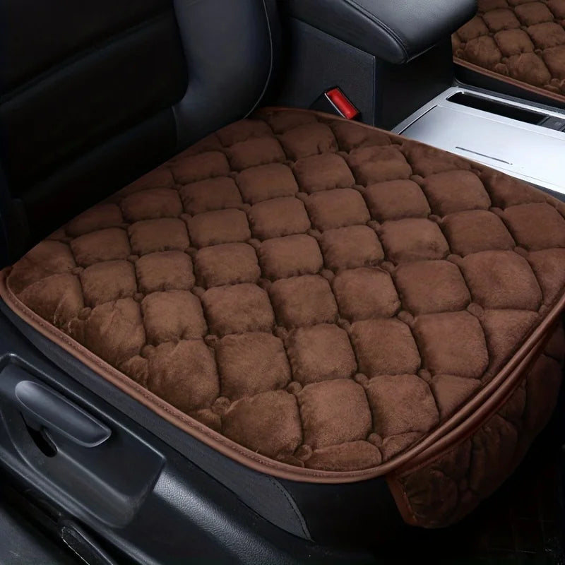 Tapis de protection pour chien pour les voitures. Le tapis de protection est de couleurs brun et possède une pochette de rangement. Le tapis de protection est posé sur des sièges de voitures de couleurs noir. Image produit Boutiquechien