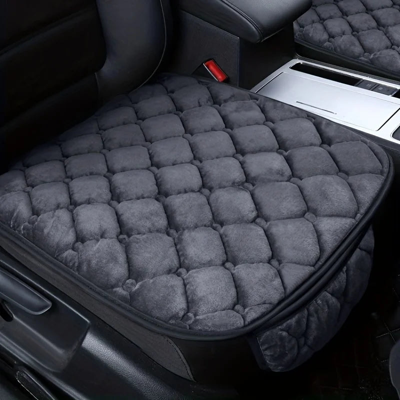 Tapis de protection pour chien pour les voitures. Le tapis de protection est de couleurs gris et possède une pochette de rangement. Le tapis de protection est posé sur des sièges de voitures de couleurs noir. Image produit Boutiquechien