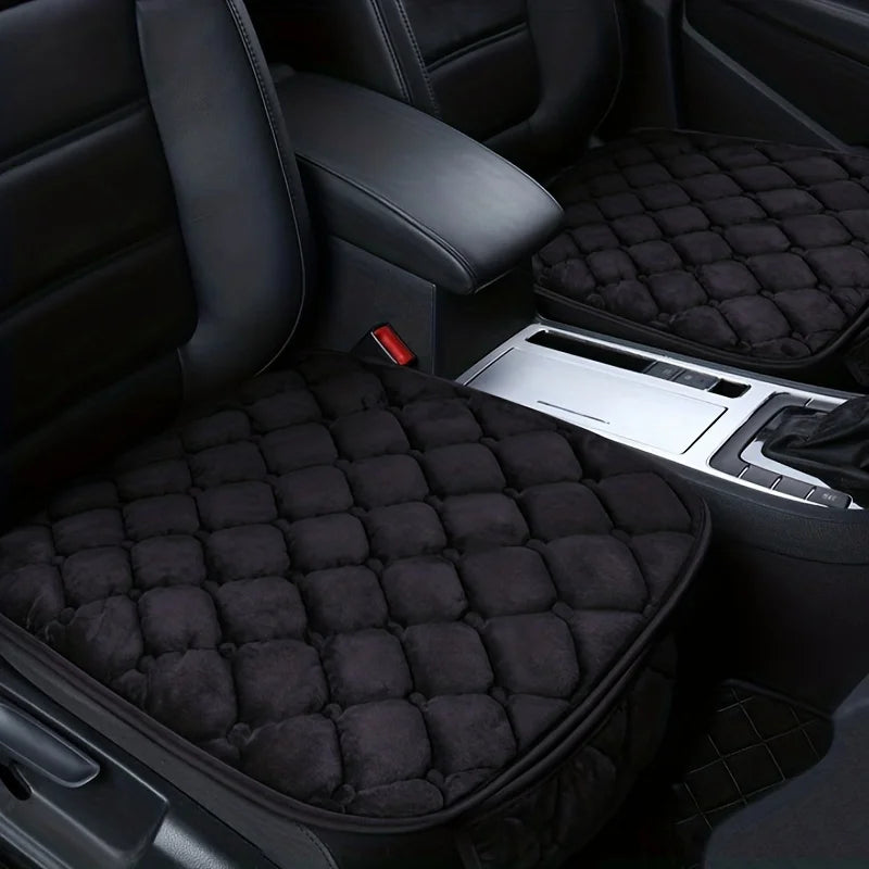 Tapis de protection pour chien pour les voitures. Le tapis de protection est de couleurs noir et possède une pochette de rangement. Le tapis de protection est posé sur des sièges de voitures de couleurs noir. Image produit Boutiquechien