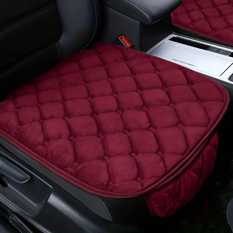 Tapis de protection pour chien pour les voitures. Le tapis de protection est de couleurs rouge et possède une pochette de rangement. Le tapis de protection est posé sur des sièges de voitures de couleurs noir. Image produit Boutiquechien