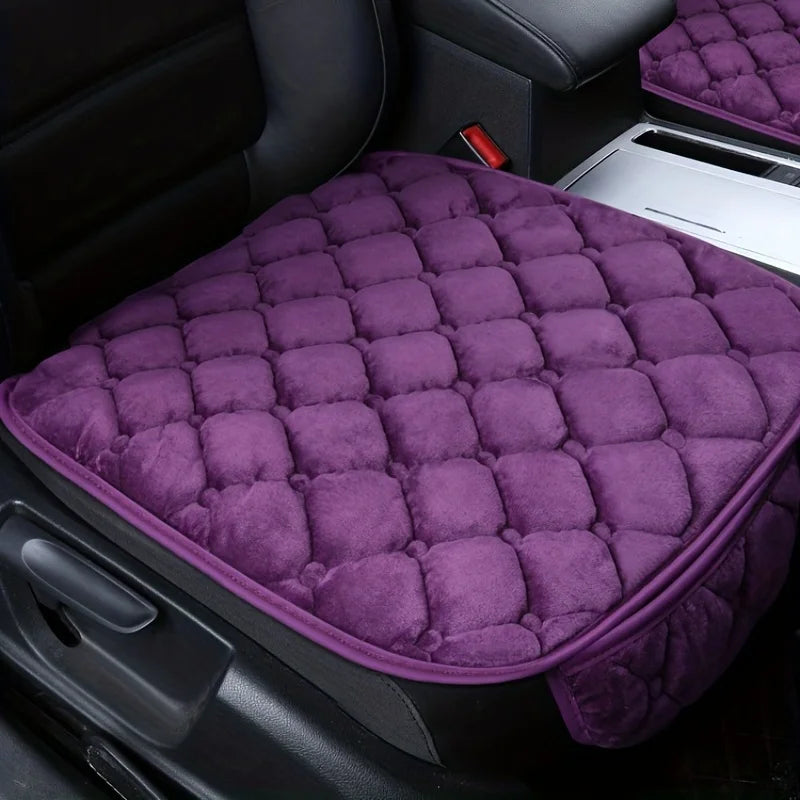 Tapis de protection pour chien pour les voitures. Le tapis de protection est de couleurs violet et possède une pochette de rangement. Le tapis de protection est posé sur des sièges de voitures de couleurs noir. Image produit Boutiquechien