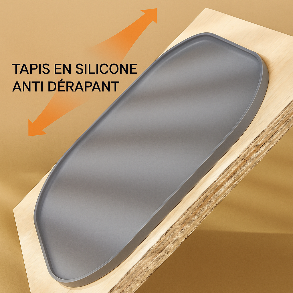 Démonstration de l'antidérapance du tapis de protection gamelle de couleur gris sur une planche en bois. Image produit Boutiquechien