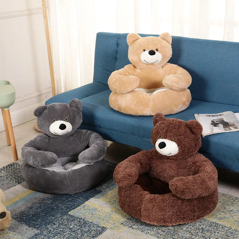 trois paniers en formes d'ours de couleur différente posé près d'un canapé bleu. Image produit Boutiquechien