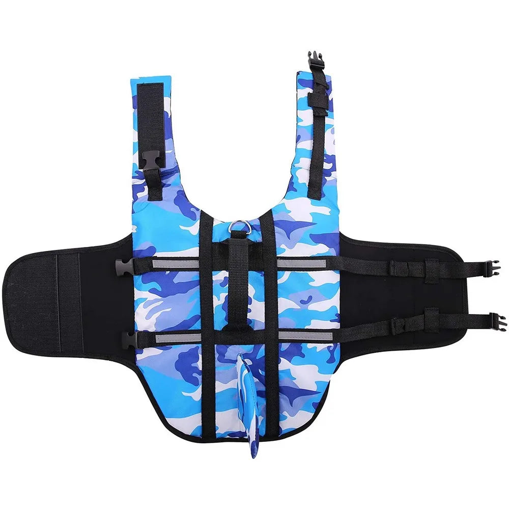 Vue du dessus du gilet de sauvetage pour les chiens de couleur bleu camouflage. Le harnais pour chien à une forme de requin. Image produit Boutiquechien