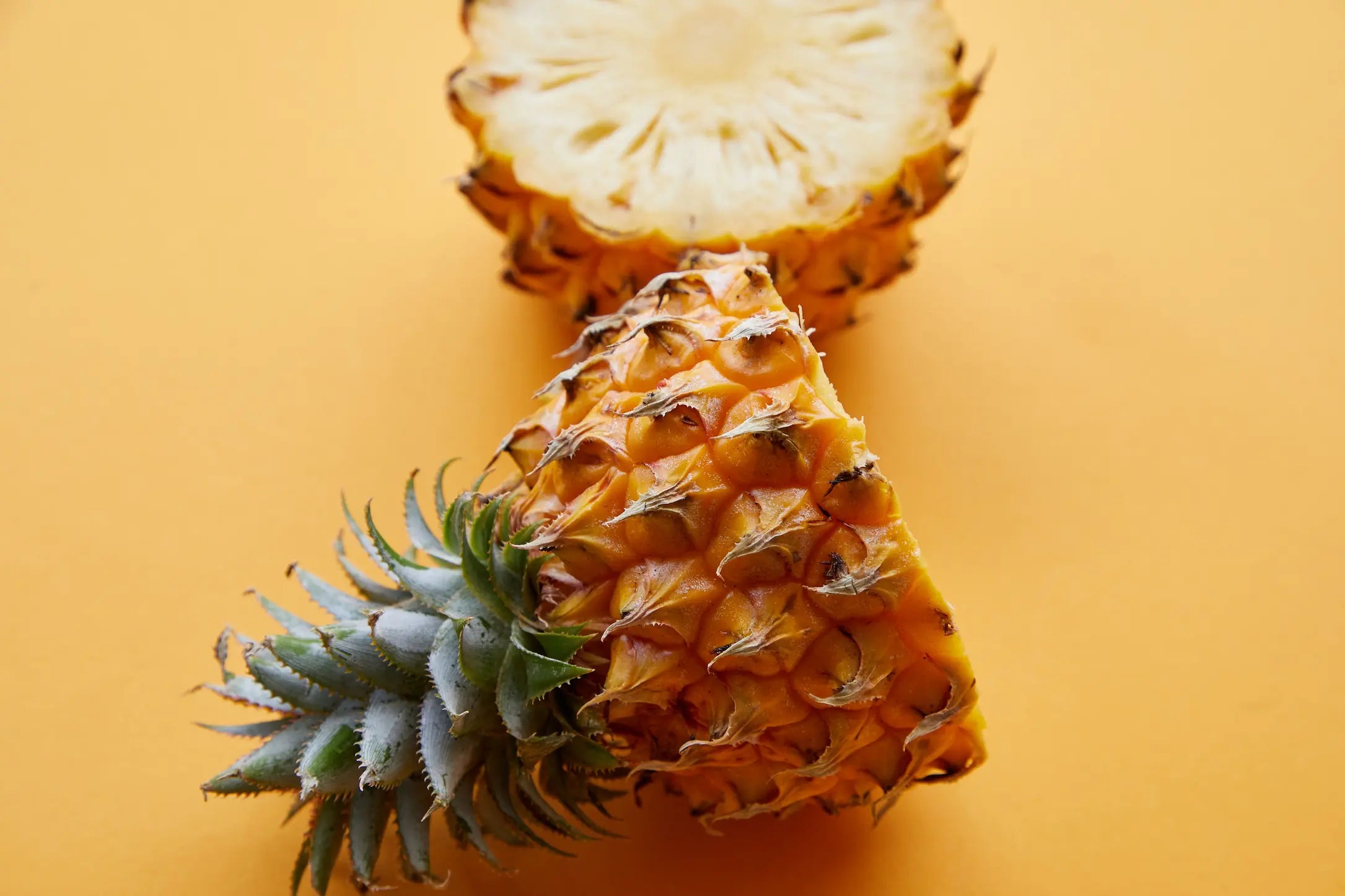ananas jaune dans un fond jaune Image