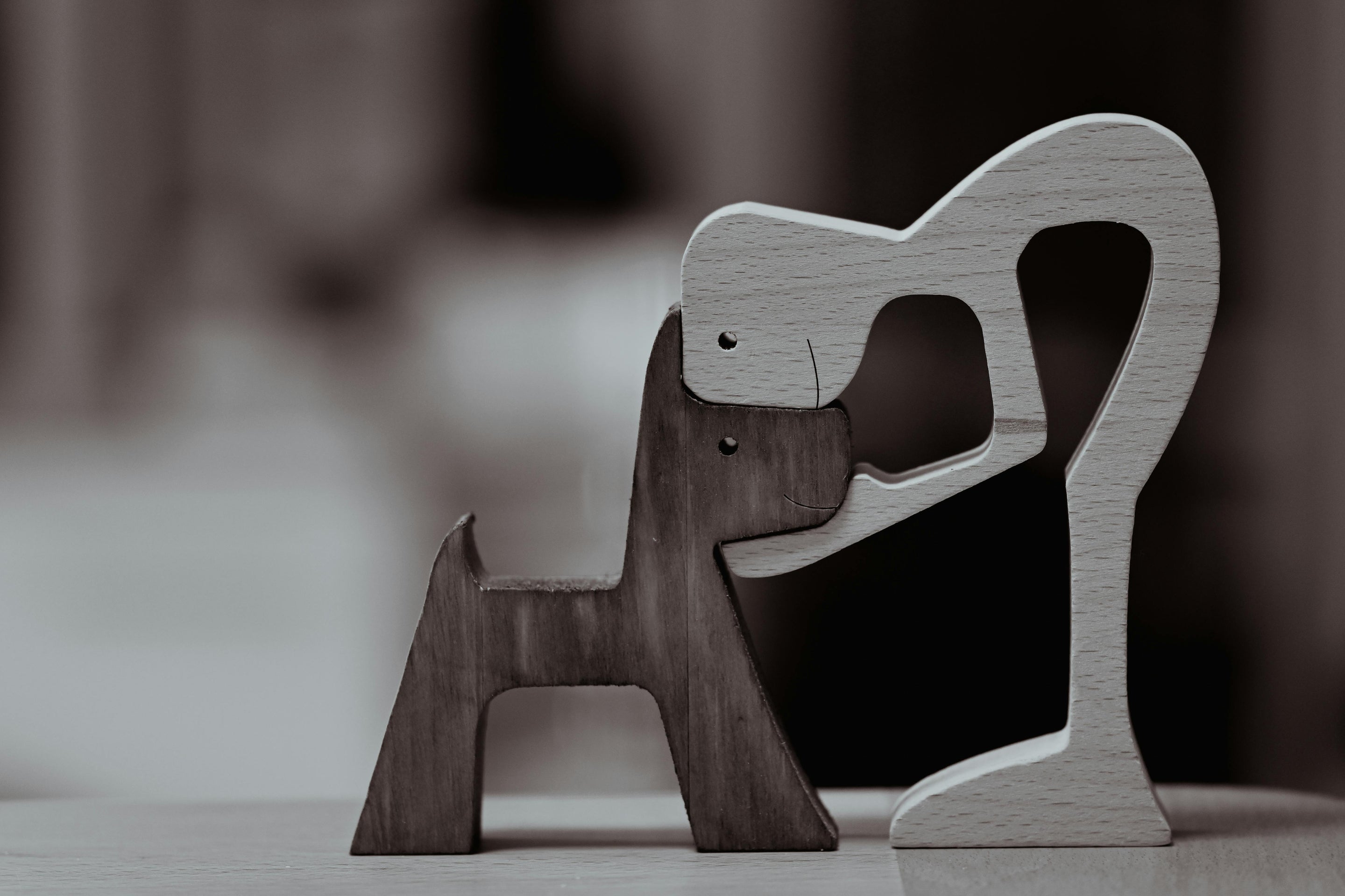statu d'homme et chien en bois