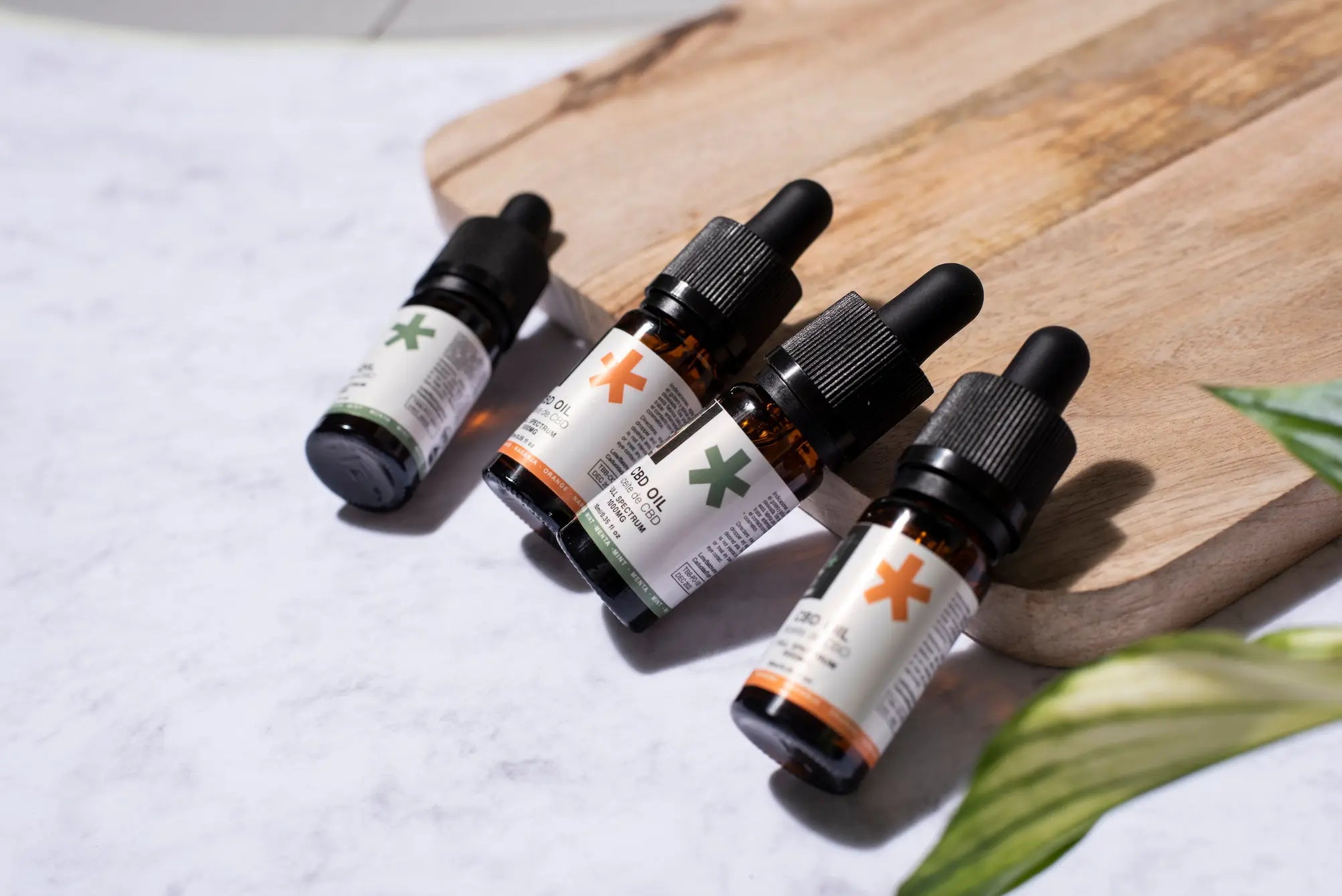 fioles de CBD posé sur une planche en bois