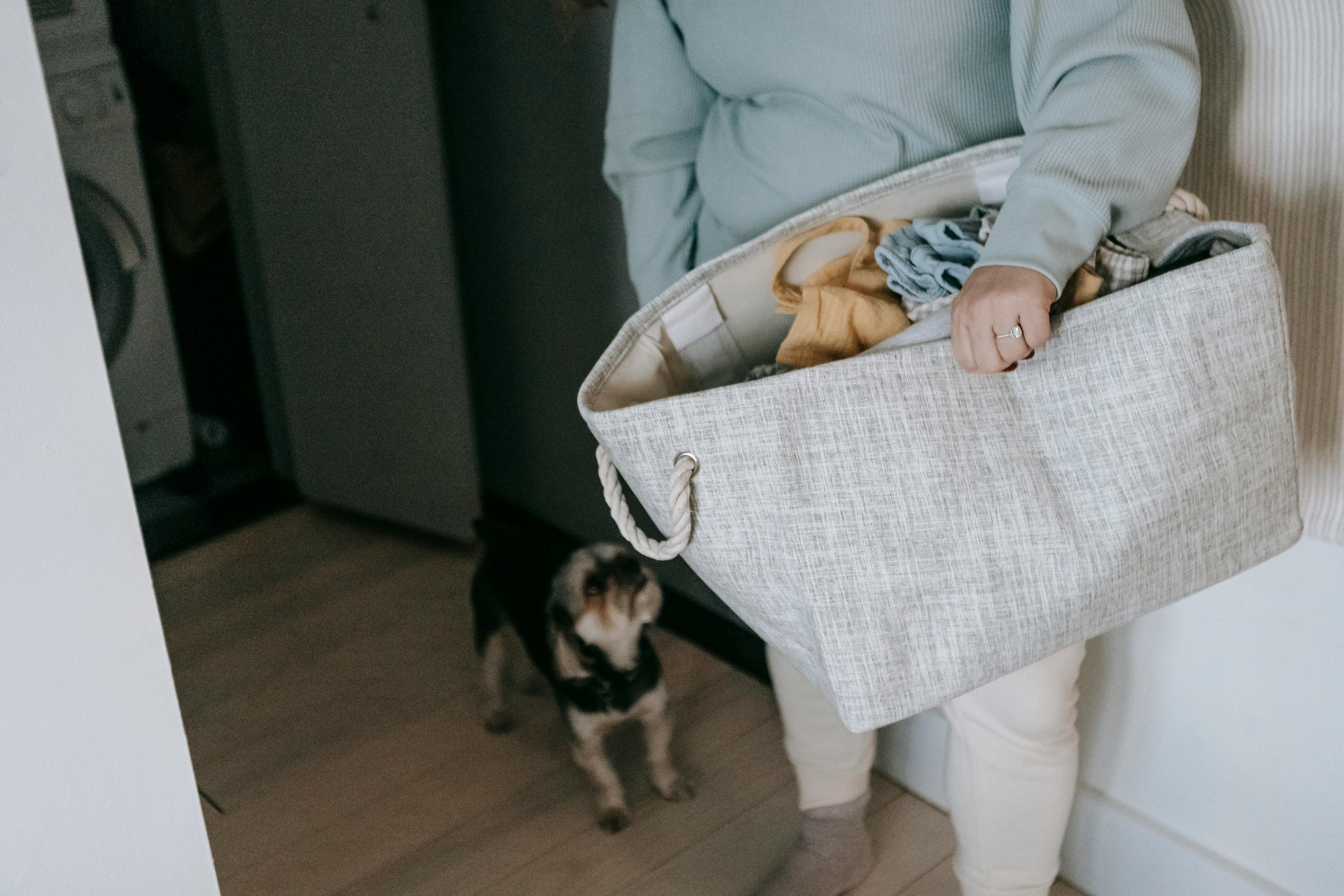 Femme habillé en claire tenant une panière d'habit claire