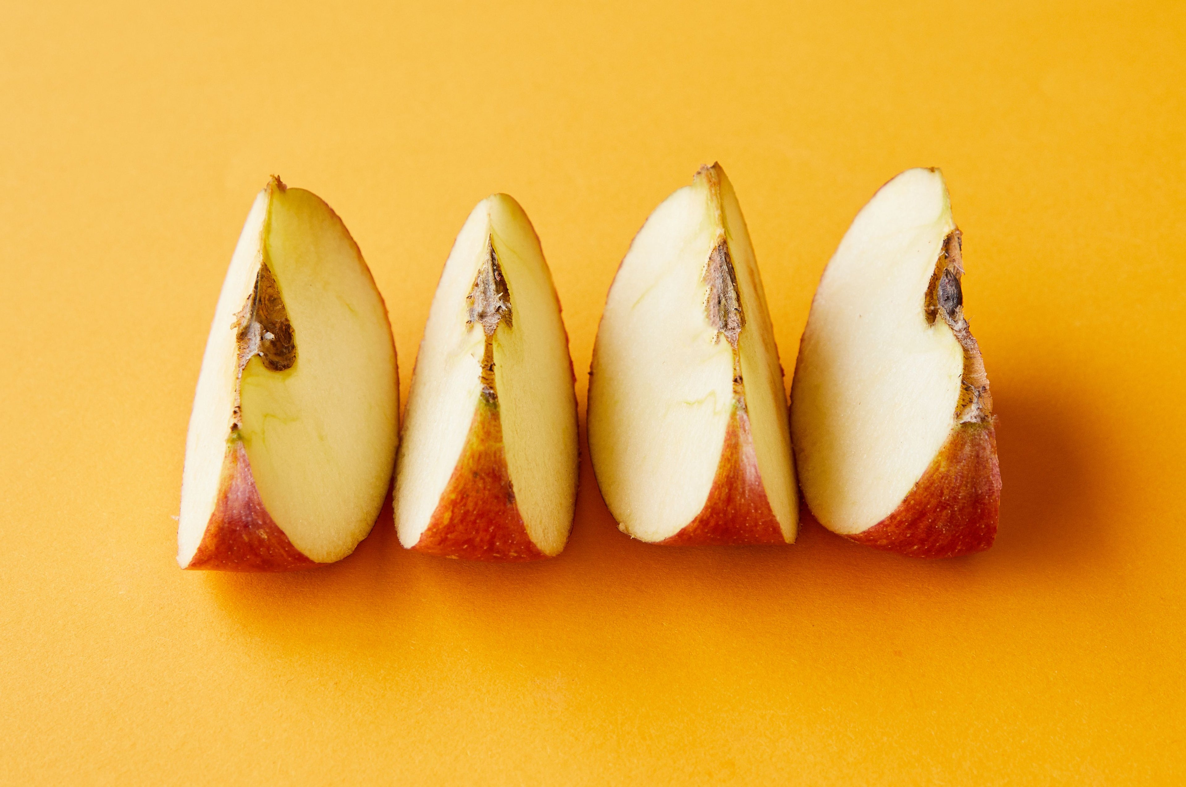 pommes découpés dans un fond orange Image