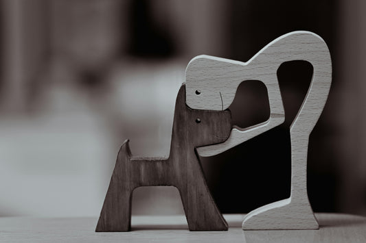 statu d'homme et chien en bois