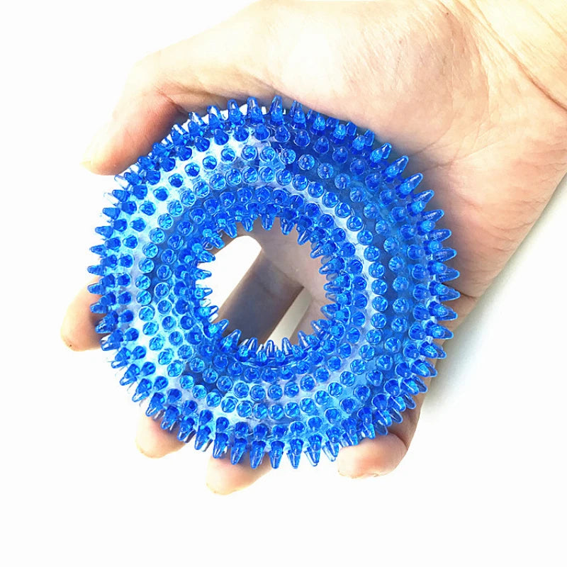 jouet durable pour chien de couleur bleu. L'anneau est dans une mains d'Homme. Image produit Boutiquechien 