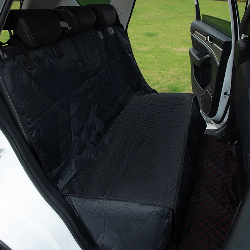 Bache de protection voiture pour chien dans une voiture blanche 