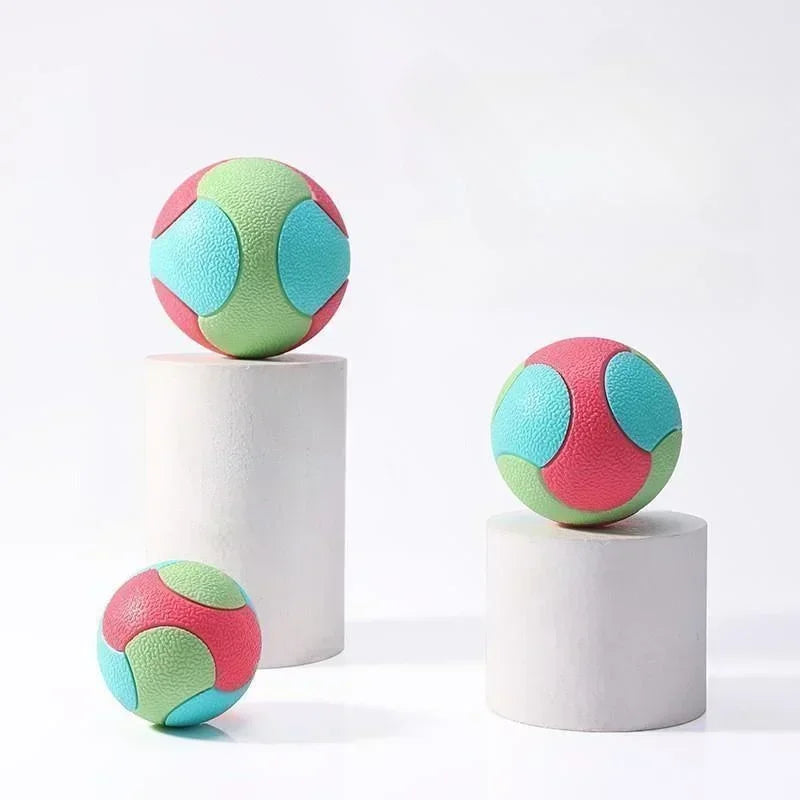 balle résistante pour chien à mâchouiller de couleur rouge, vert et bleu. Image produit Boutiquechien
