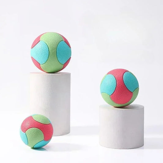 balle résistante pour chien à mâchouiller de couleur rouge, vert et bleu. Image produit Boutiquechien