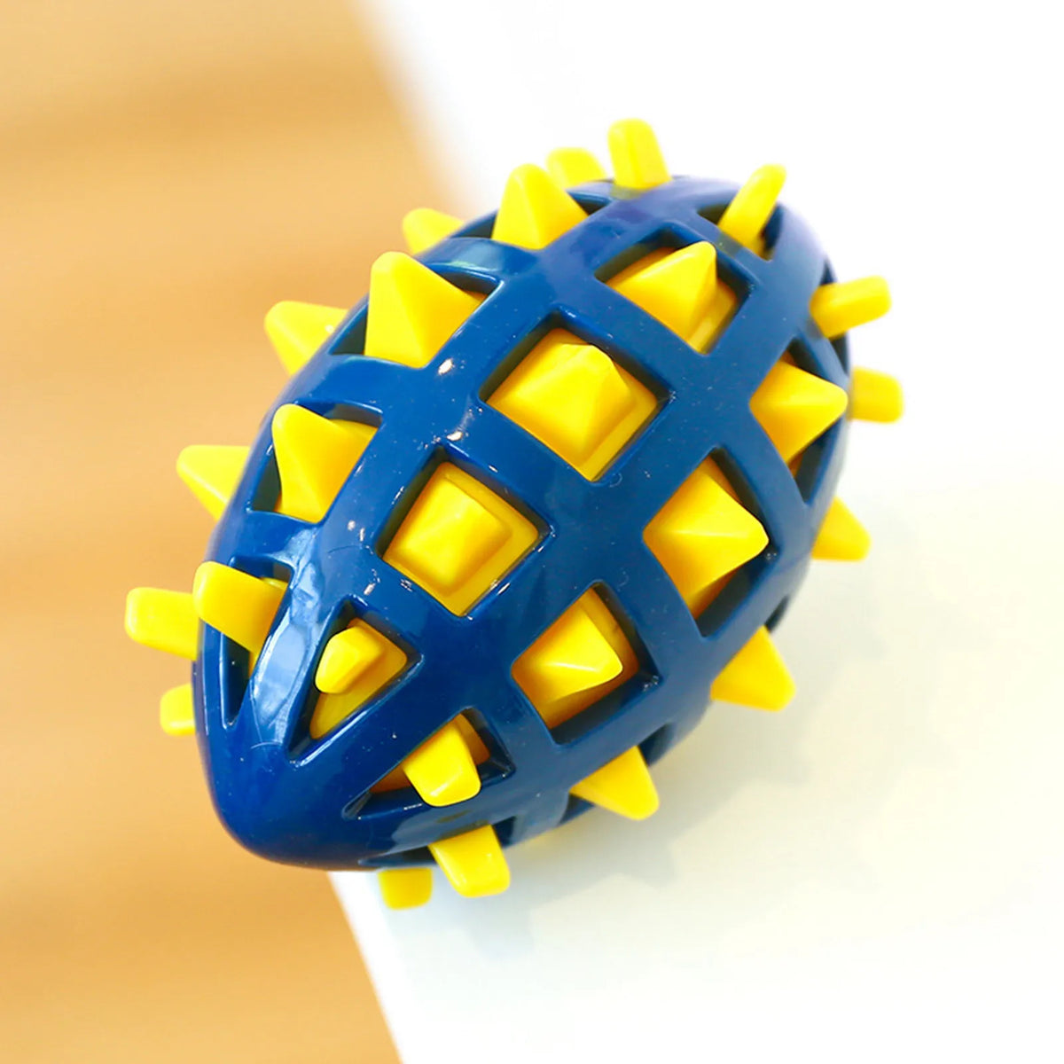 Balle pour chien bleu et jaune résistante à la mâchouille. Image produit Boutiquechien