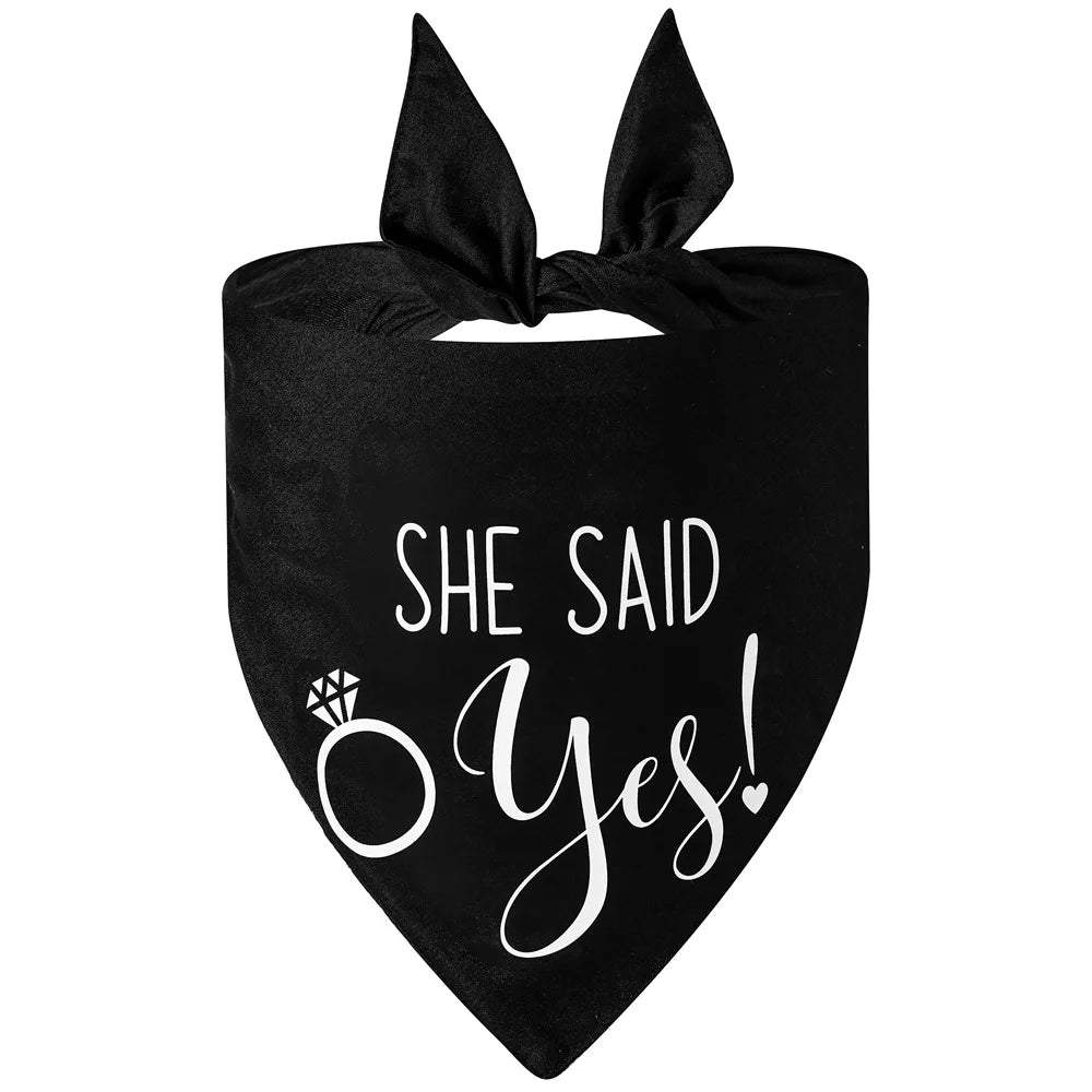 Bandana pour les chiens de couleurs noir she Said yes écrit en blanc. Imager produit Boutiquechien