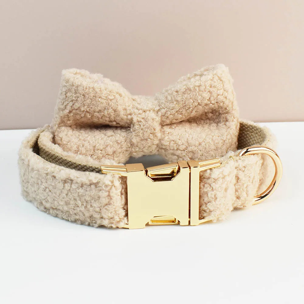 Beau collier chien blanc et papillon