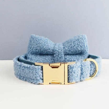 Beau collier chien bleu claire et papillon