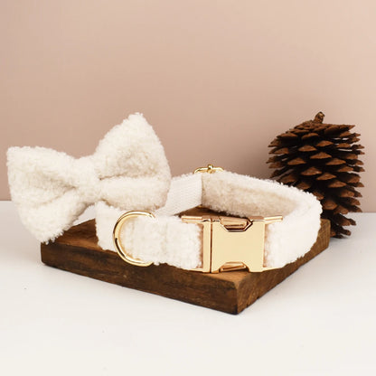 Beau collier chien blanc papillon