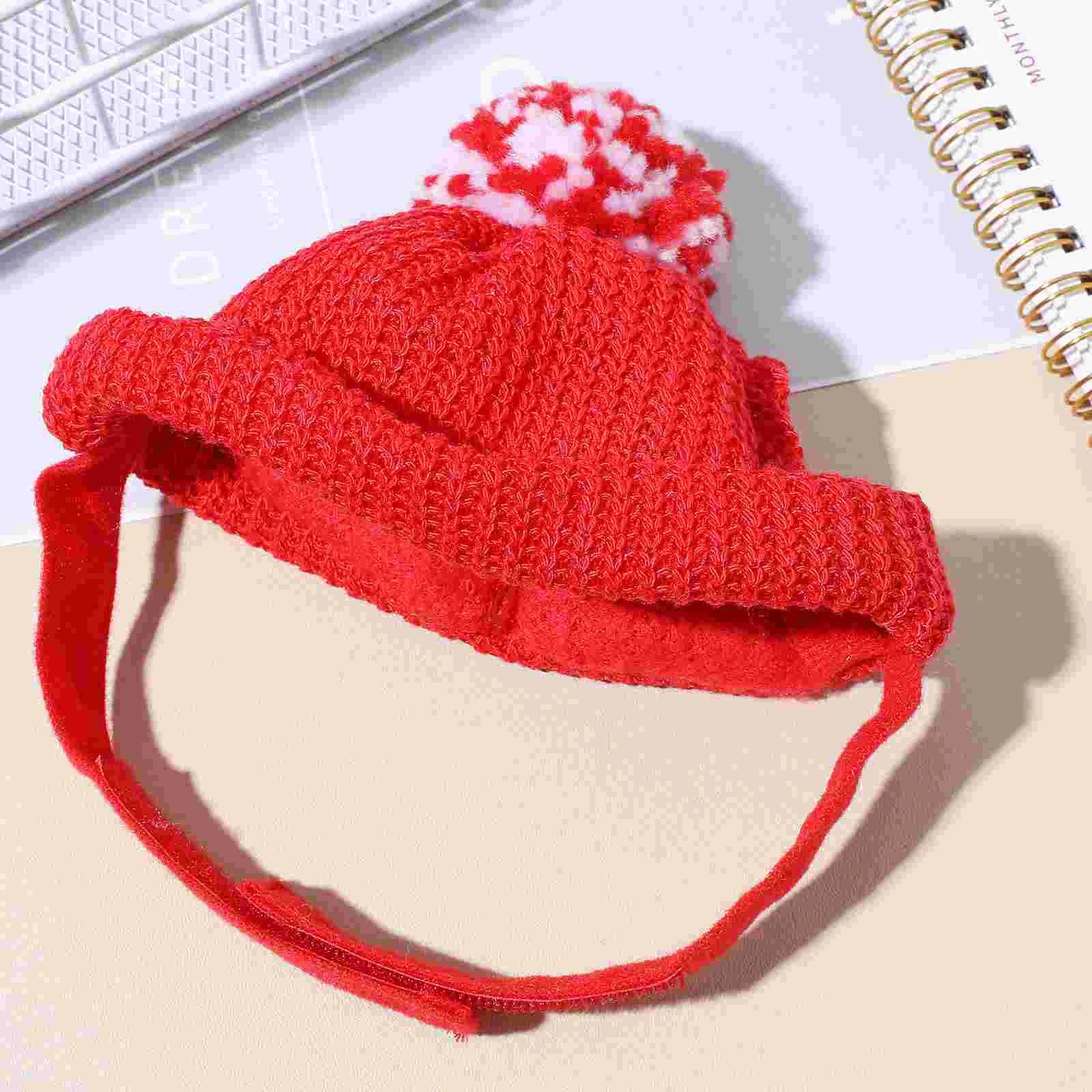 Bonnet pour chien de couleur rouge mis en valeur de boutiquechien