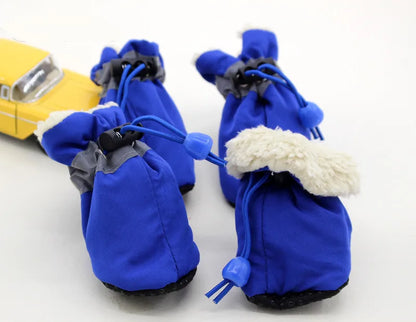 Bottes pour chiens de couleurs bleu avec rembourrage blanc. Les bottes servent pour les périodes hivernales. Image produit Boutiquechien