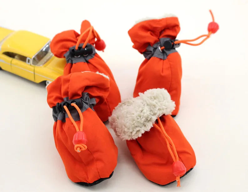 Bottes pour chiens de couleurs orange avec rembourrage blanc. Les bottes servent pour les périodes hivernales. Image produit Boutiquechien