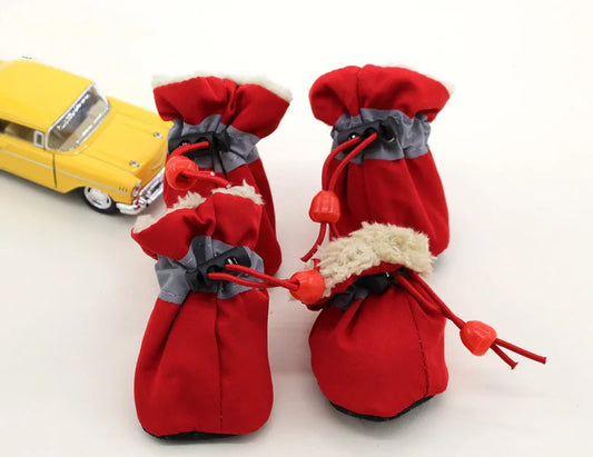 Bottes pour chiens de couleurs rouge avec rembourrage blanc. Les bottes servent pour les périodes hivernales. Image produit Boutiquechien