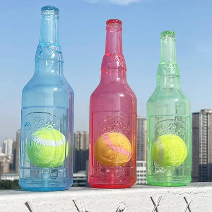 Bouteille bleu, rouge et vert avec une balle de da s pour les chiens qui aiment jouer. Les bouteilles sont devant une grande ville. Image produit Boutiquechein