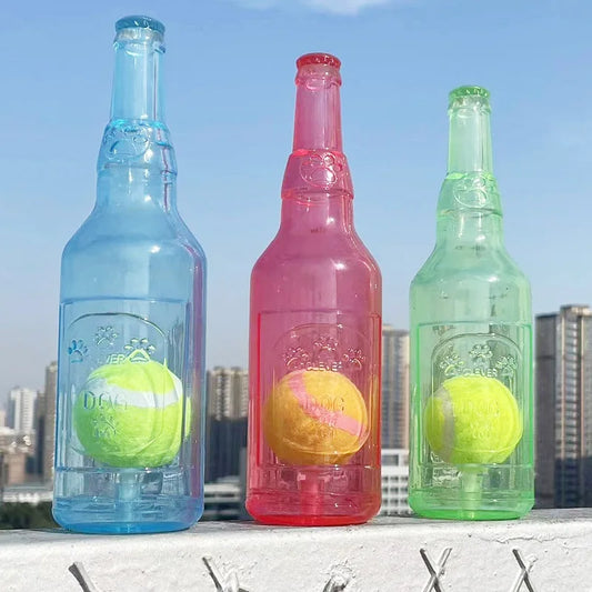 Bouteille bleu, rouge et vert avec une balle de da s pour les chiens qui aiment jouer. Les bouteilles sont devant une grande ville. Image produit Boutiquechein