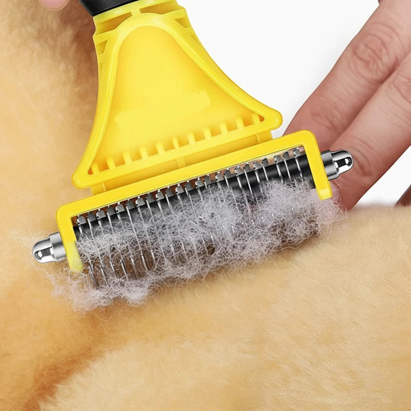 Brosse a chien brossant des poils sur un chien