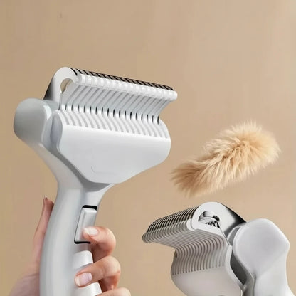 Brosse chien poil long professionnel de couleur blanc avec un bouton poussoir de couleur blanc et des poils qui tombent de la brosse 