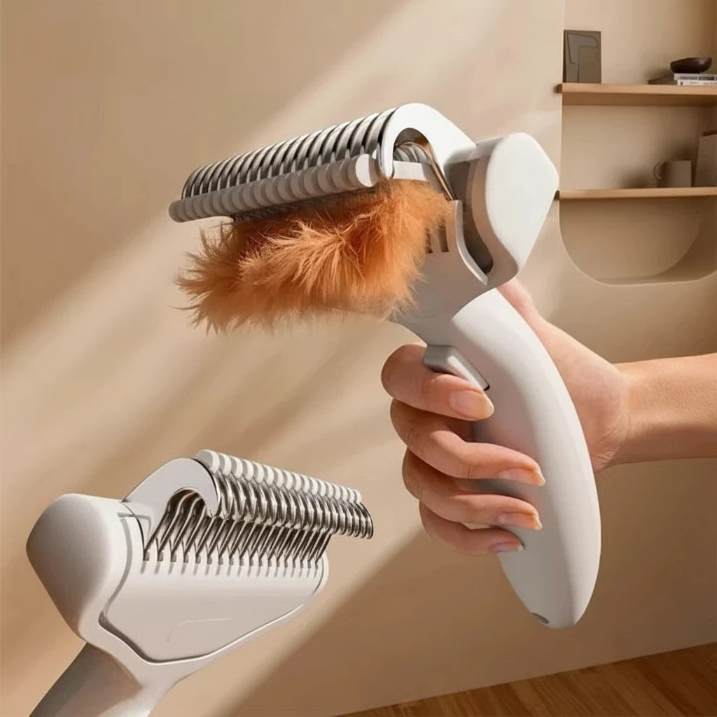 Brosse chien poil long professionnel de couleur blanc avec un bouton poussoir