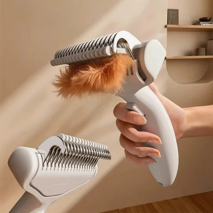 Brosse chien poil long professionnel de couleur blanc avec un bouton poussoir