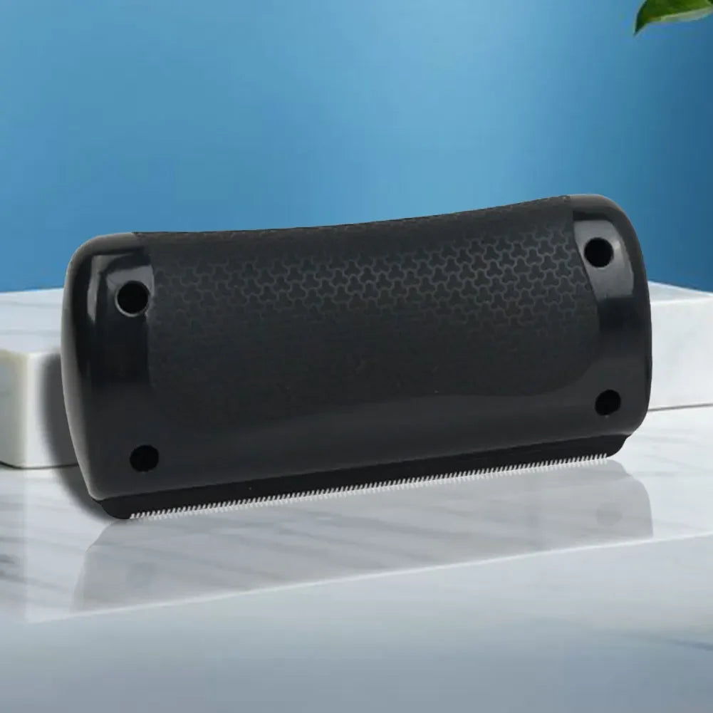 Brosse magique chien épilatoire de couleur noir dans un fond bleu