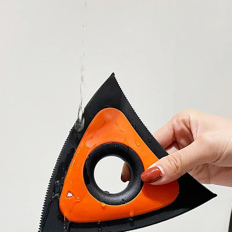 Brosse poil de chien voiture de couleur orange et noir en forme de triangle se faisant laver