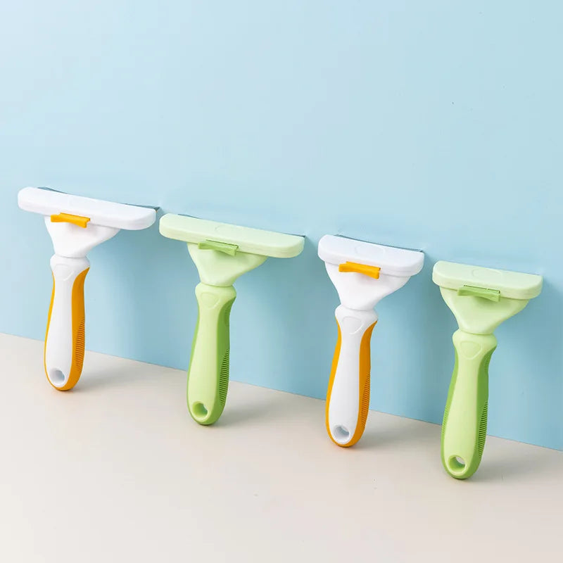 Brosse pour chien poils courts de couleur vert et blanc orange mis en valeur dans un fond bleu avec en bas un sol beige