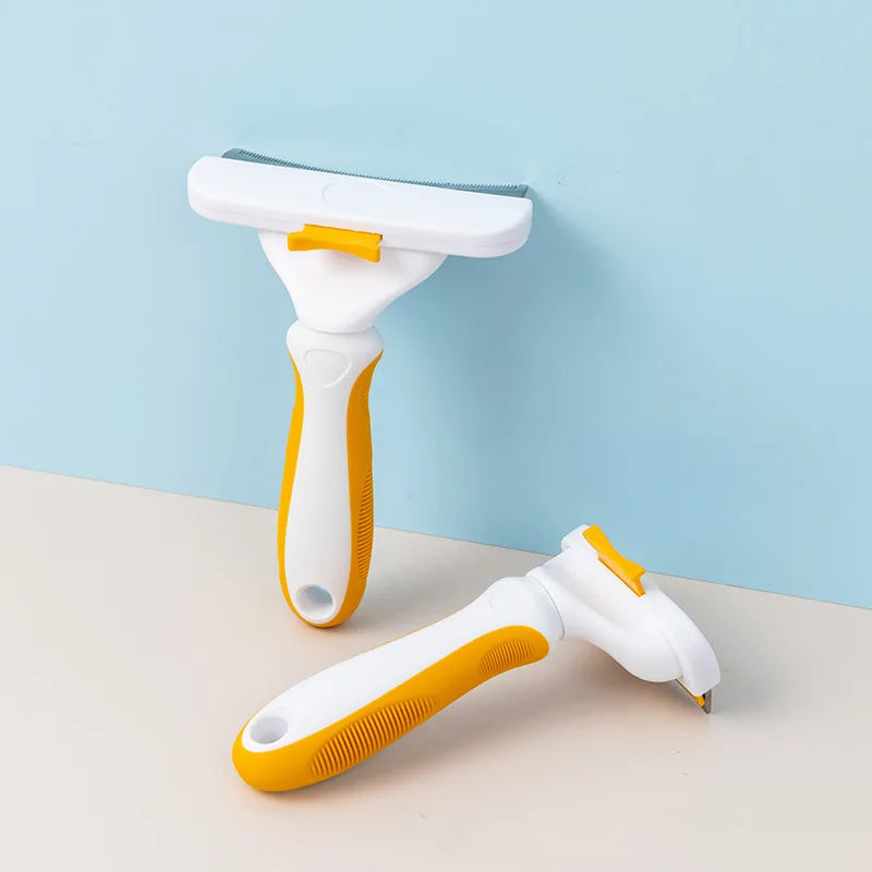 Brosse pour chien poils courts orange et blanc mis en valeur avec un fond bleu