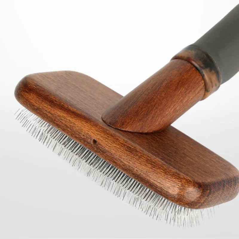 Brosse pour chien professionnelle avec une vue sur le bois 