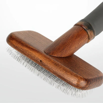Brosse pour chien professionnelle avec une vue sur le bois 