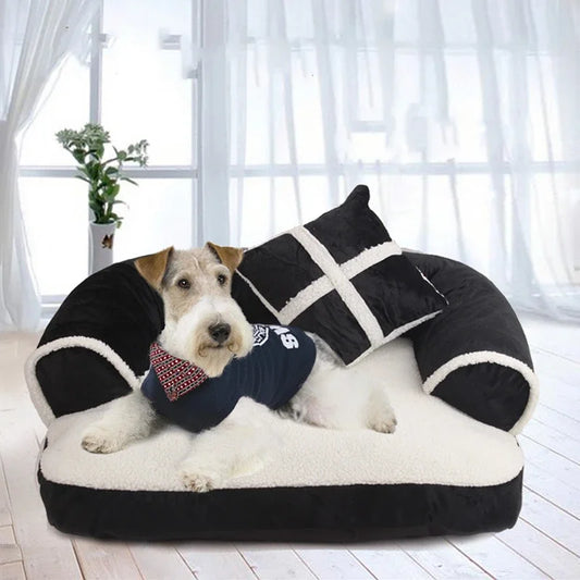 Canapé chien de couleur noir et blanc posé dans uns salon claire. Image produit Boutiquechien