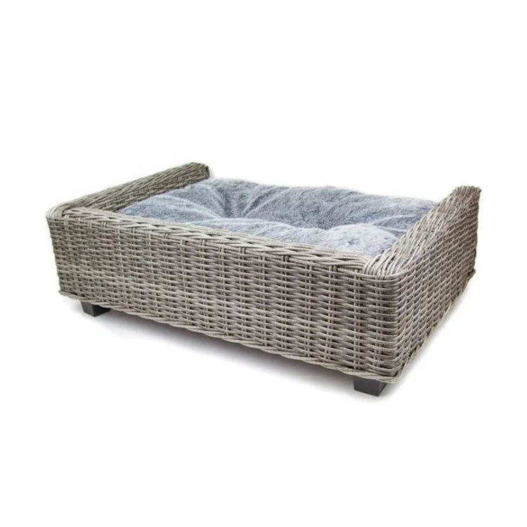 Canapé pour chien de couleur gris avec tapis moelleux. Le panier chien est fait en osier. Image produit Boutiquechien
