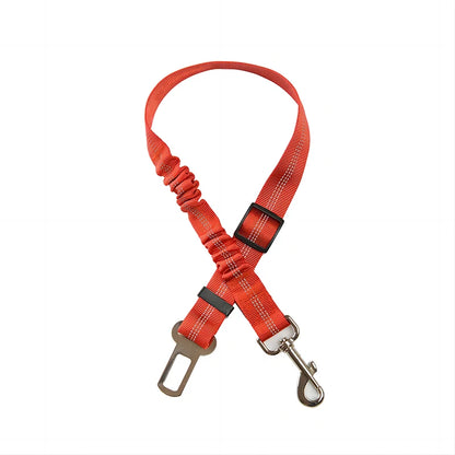 Ceinture de sécurité pour chien de couleur rouge élastique avec embout métallique. Image produit Boutiquechien