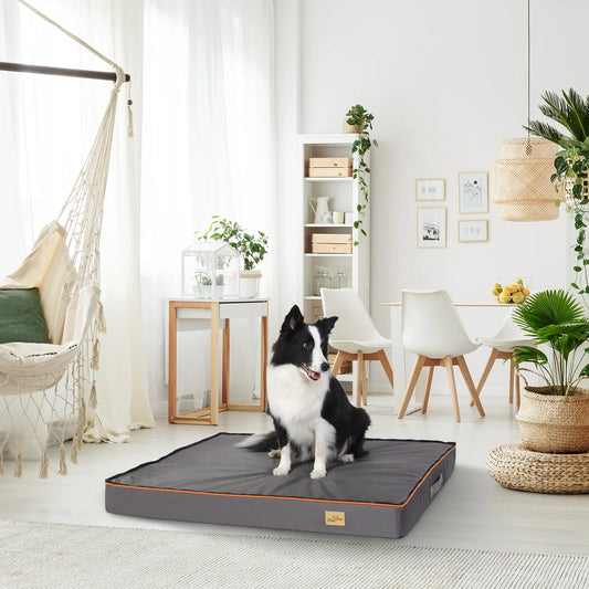 Tapis rembourré pour chien de couleur gris rembourré. Le tapis chien est posé dans une salle à manger de couleur claire avec en fond une chaise blanche et des meubles blancs. Image produit Boutiquechien 