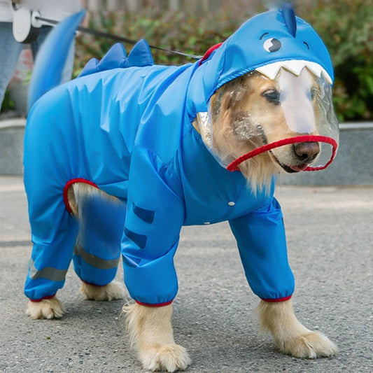 Chien avec un imperméable de couleur bleu en forme de requin porté par un gros chien blanc dans une rue. Image produit Boutiquechien