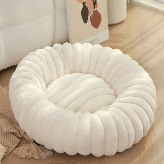 grand panier pour chien fluffy de boutiquechien de dimension L ou XL. parfait pour les chiens de tailles de moyenne. Le panier blanc pour chien est parfait pour les chiens de tailles moyennes 