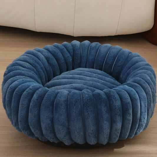 grand panier pour chien fluffy de boutiquechien de dimension L ou XL. parfait pour les chiens de tailles de moyenne. LE panier bleu foncé pour chien est parfait pour les chiens de tailles moyennes 