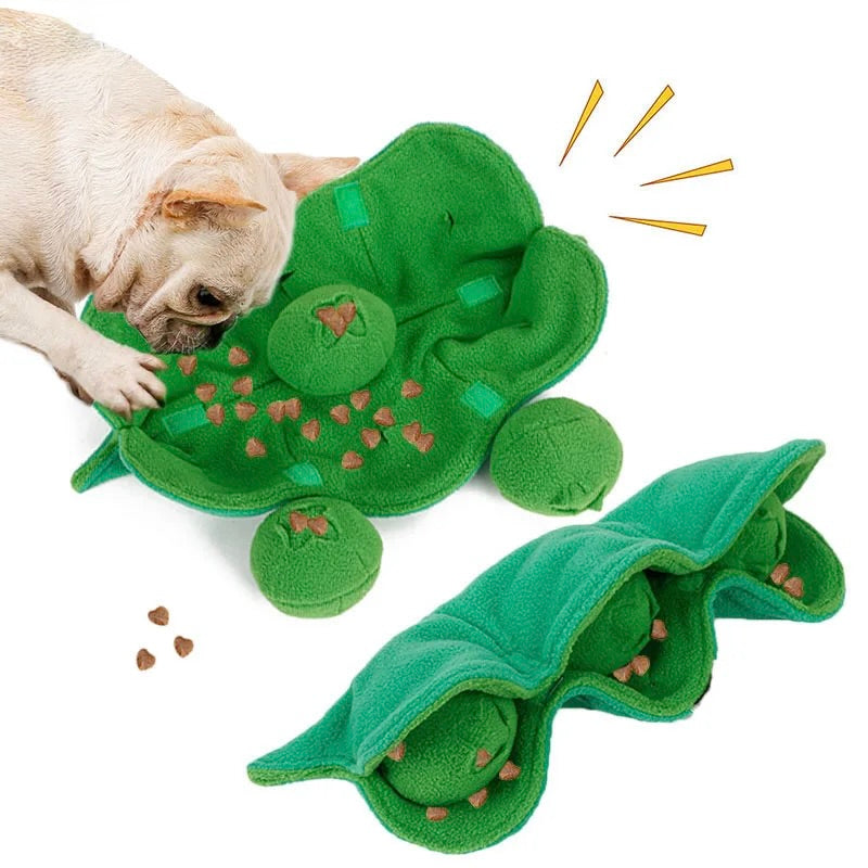 Buldog blanc jouant avec tapis haricot vert odorant. Image produit Boutiquechien