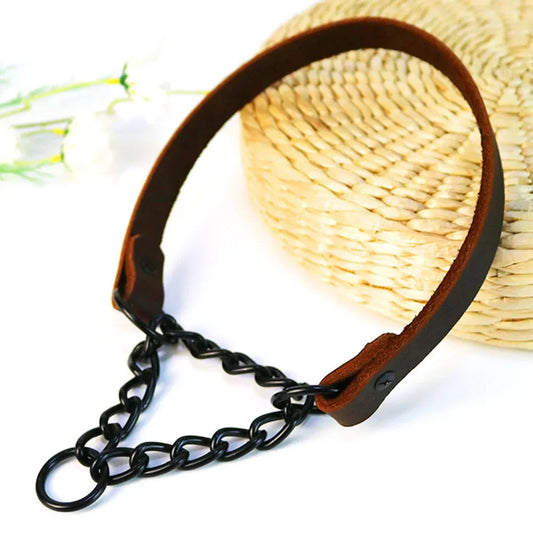 Collier étrangleur pour chien  de couleur noir et brun posé sur un couvercle en bois tresser. Image produit Boutiquechien