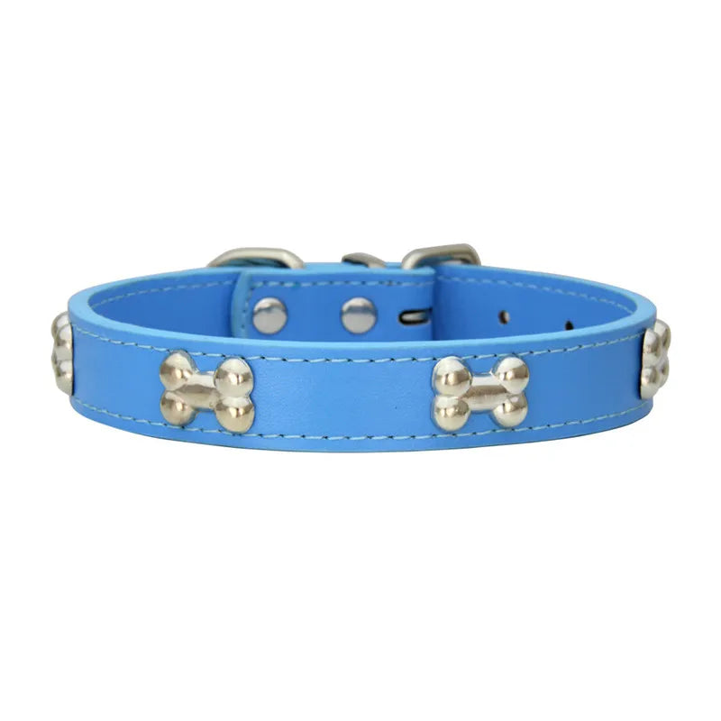 Collier style cuir de couleur bleu pour chiot. Le collier possède des médaillons en forme d'os. Image produit Boutiquechien
