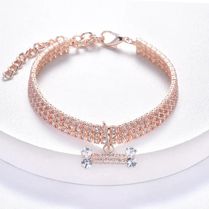 Collier chiot rose style diamant mis en valeur sur un plateau de couleur blanc 